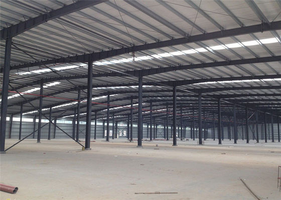 Montado projete o armazém, estrutura de telhado clara pré-fabricada do armazém