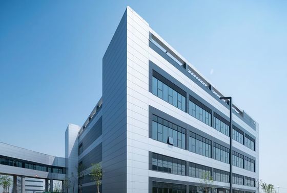 Armazém de estrutura de aço industrial com porta de enrolar e sistema de revestimento de lã de rocha à prova de fogo