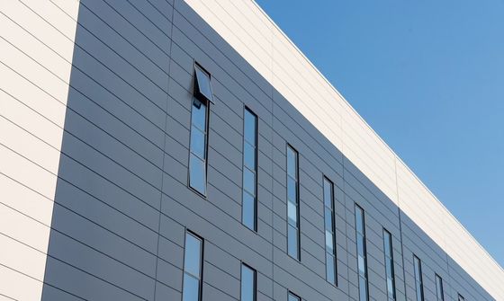 Armazém de estrutura de aço industrial com porta de enrolar e sistema de revestimento de lã de rocha à prova de fogo