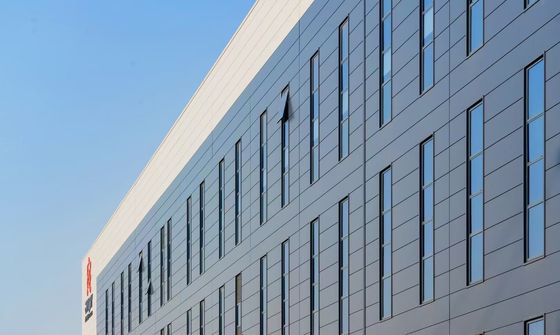 Armazém de estrutura de aço industrial com porta de enrolar e sistema de revestimento de lã de rocha à prova de fogo