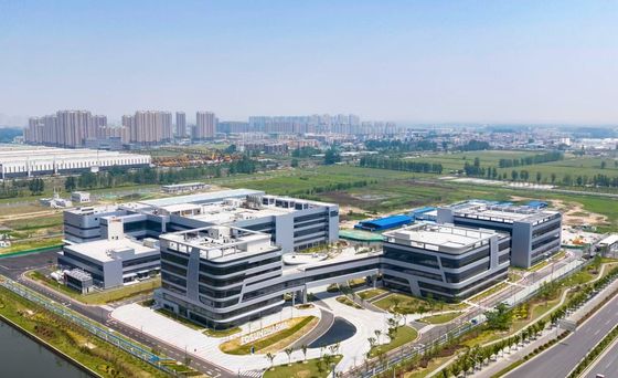 Armazém de estrutura de aço industrial com porta de enrolar e sistema de revestimento de lã de rocha à prova de fogo