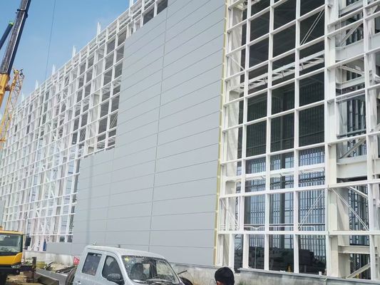 Armazém de estrutura de aço resistente e estável para distribuição e armazenamento com projeto pré-fabricado