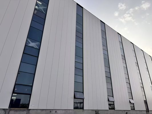 Revestimento de painéis de sanduíche Armazém de aço pré-fabricado Resistente a sismos Solução ecológica